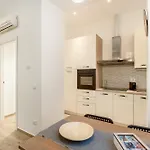 Entire With Patio In The Isola Area شقة *