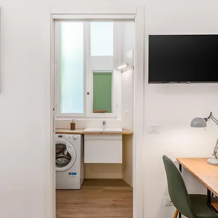 Entire With Patio In The Isola Area شقة ميلان