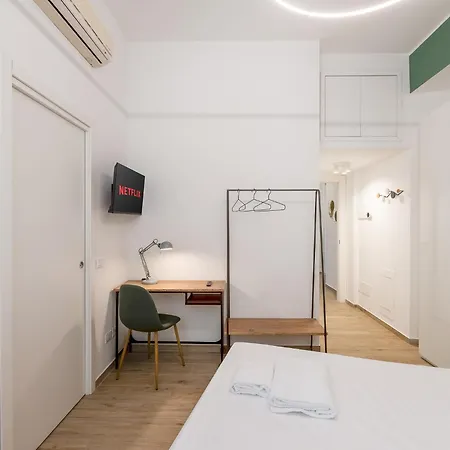 Entire With Patio In The Isola Area شقة