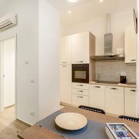 Entire With Patio In The Isola Area Apartment *