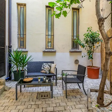 Entire With Patio In The Isola Area Apartment