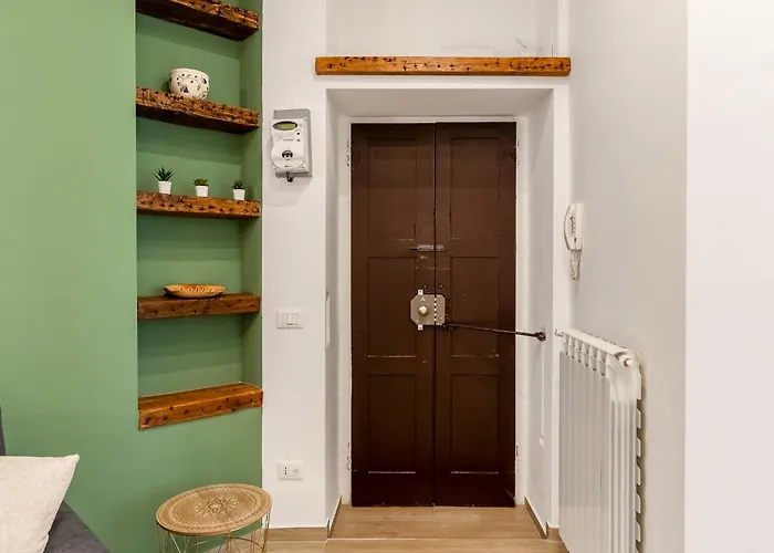 Entire With Patio In The Isola Area * ميلان
