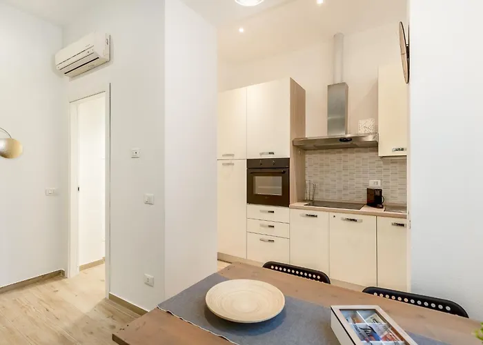 Entire With Patio In The Isola Area شقة *
